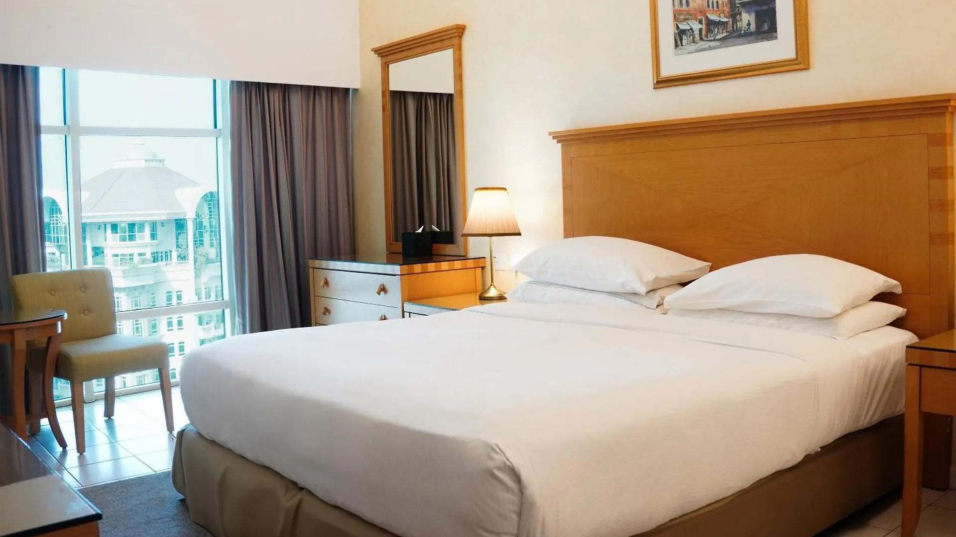 Swissotel Al Murooj Dubai 5*,